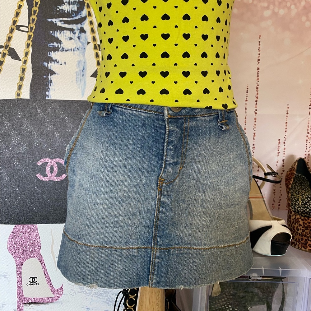 Cute denim mini skirt for petite women